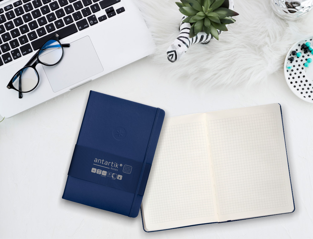 CUADERNO CON GOMILLA ANTARTIK NOTES TAPA DURA A5 HOJAS CUADRICULA AZUL MARINO 100 HOJAS 80 GR FSC